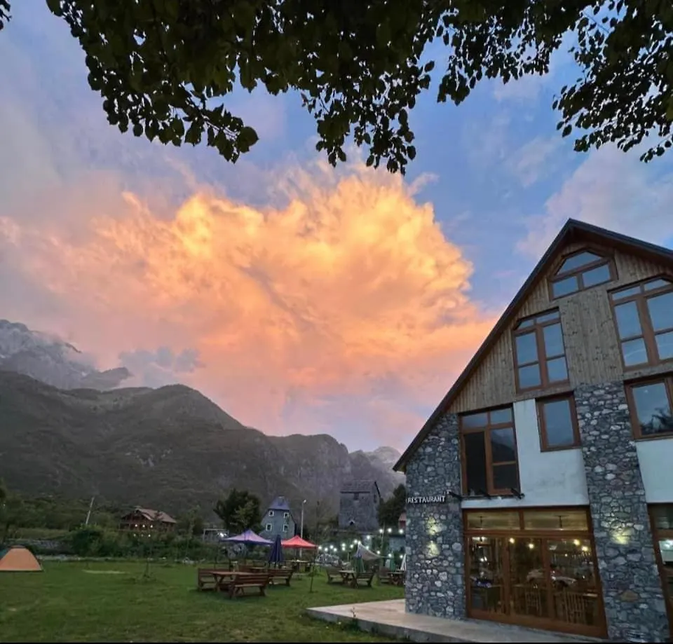 Hotel Petriti Theth Pensión